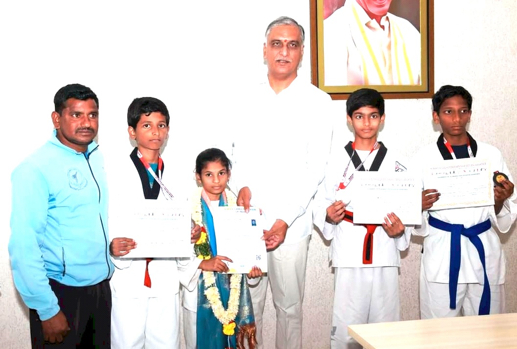 పతాకాల పంట పండించిన చిన్నారులు
